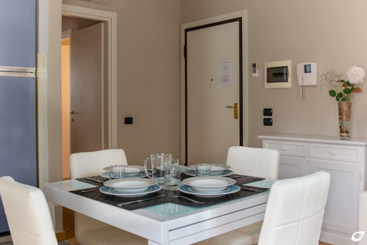 2-Bedroom Apt, With Balcony & Aircondition - 50 M From The Beach Марина-ді-П'єтразанта Екстер'єр фото