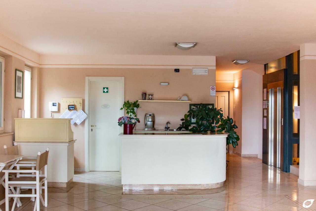 2-Bedroom Apt, With Balcony & Aircondition - 50 M From The Beach Марина-ді-П'єтразанта Екстер'єр фото