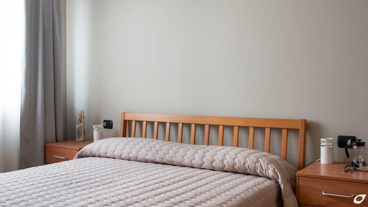 2-Bedroom Apt, With Balcony & Aircondition - 50 M From The Beach Марина-ді-П'єтразанта Екстер'єр фото
