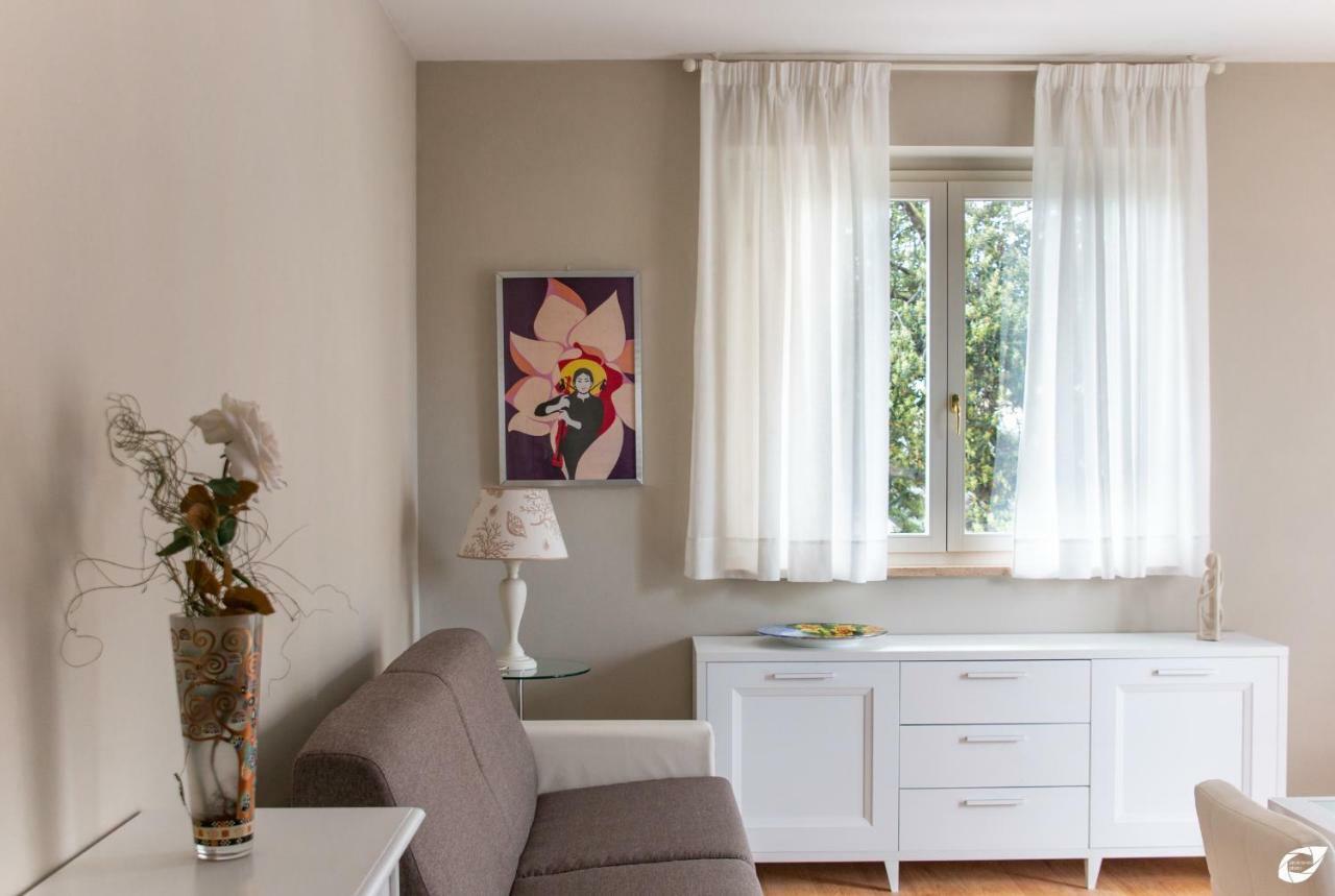 2-Bedroom Apt, With Balcony & Aircondition - 50 M From The Beach Марина-ді-П'єтразанта Екстер'єр фото